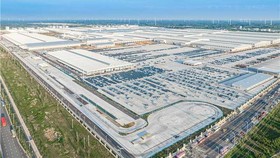 Melangkah di Antara Robot Pabrik BYD Zhengzhou China