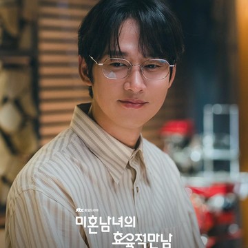 Pancarkan Pesona Manis, Simak Potret Park Sung Hoon yang Comeback di Drakor Romantis Baru