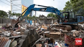 FOTO: Pemkot Jaktim Bongkar Rumah-rumah Warga di TPU Kebon Nanas