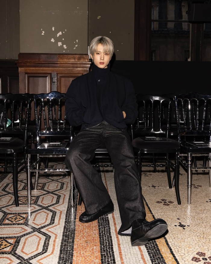 Penampilan perdana Jisung di Paris Fashion Week (PFW) sukses bikin semua mata tak bisa berpaling darinya. Ia tampil stylish saat menyaksikan langsung koleksi SYSTEM FW26 bertajuk &lsquo;Nowhere Neat&rsquo; dipamerkan. / Foto: instagram.com/systemofficial