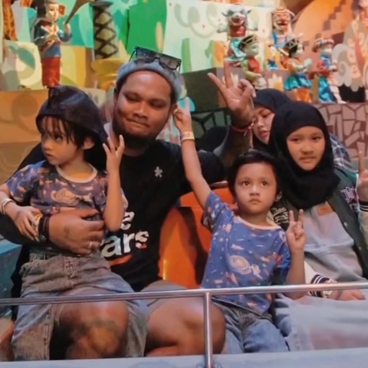 <p>Penyanyi Virgoun baru-baru ini membagikan kabar terbaru tentang putri sulungnya, Starla Rhea Idola Virgoun, atau yang akrab disapa Starla. Saat ini, Starla, bersama kedua adiknya, Faithlee As Syair dan Terang Sharique, diketahui tinggal bersama Virgoun, Bunda. (Foto: Instagram @virgoun_)</p>