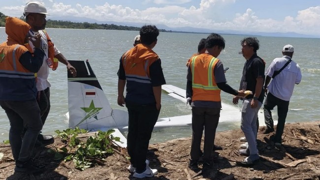Pesawat Smart Air jenis caravan PK-SNS tujuan Kaimana jatuh di perairan Nabire, tepatnya di logpond Kaladiri dengan membawa 15 orang penumpang dan kru.