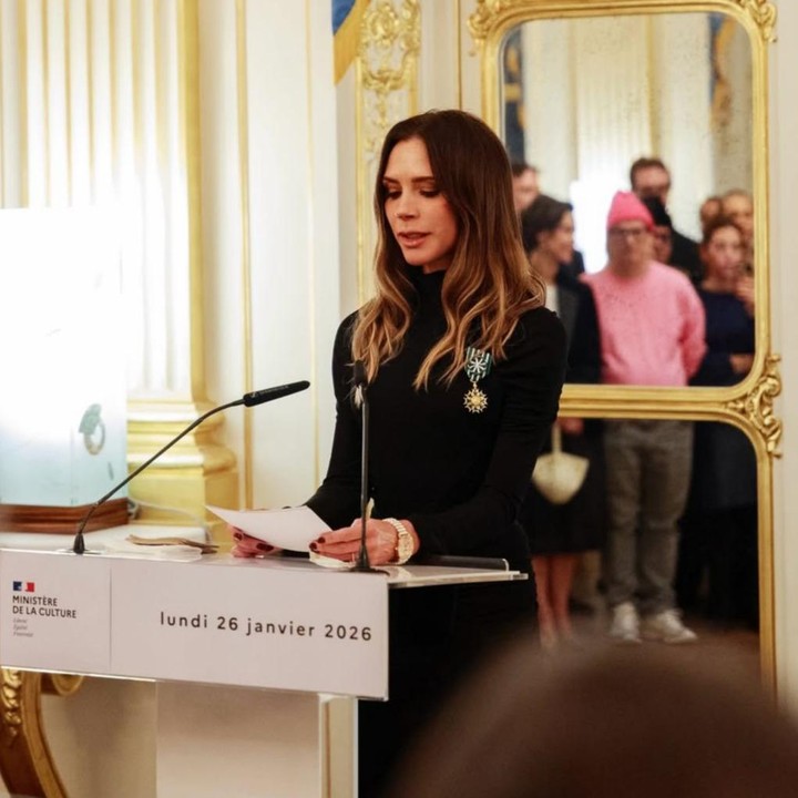 <p>Di momen spesialnya, Victoria mengungkapkan rasa kagumnya terhadap penghargaan yang diterimanya, Bunda. "Saya selalu kagum dengan gaya dan selera orang Prancis, serta betapa seriusnya mereka memandang mode sebagai seni. Jadi, bisa diakui dan diterima di sini terasa sangat membanggakan, karena ini menunjukkan kerja keras dan dedikasi saya selama bertahun-tahun." kata Victoria, menilik dari laman <em>People</em>, Selasa (27/1/2026). (Foto: Instagram @davidbeckham)</p>