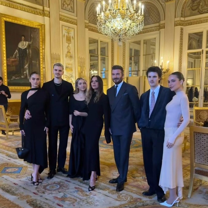 <p>Keluarga Victoria dan David Beckham baru-baru ini mencuri perhatian lewat unggahan terbarunya di Instagram. Mantan pesepak bola asal Inggris ini membagikan momennya bersama ketiga anaknya saat memberikan dukungan kepada sang istri yang akan menerima penghargaan dari Pemerintah Prancis. (Foto: Instagram @victoriabeckham)</p>