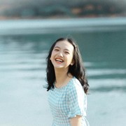 7 Sifat Unik Perempuan yang Tetap Tersenyum Meski Sedang Bersedih