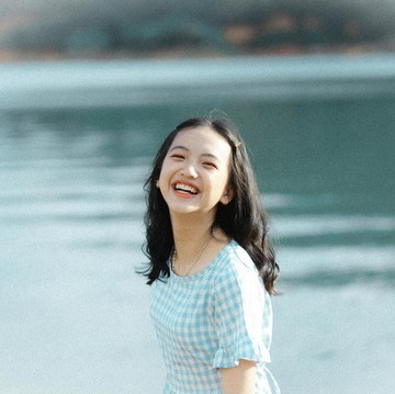 7 Sifat Unik Perempuan yang Tetap Tersenyum Meski Sedang Bersedih