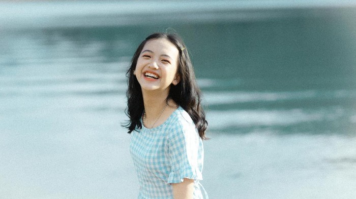 7 Sifat Unik Perempuan yang Tetap Tersenyum Meski Sedang Bersedih