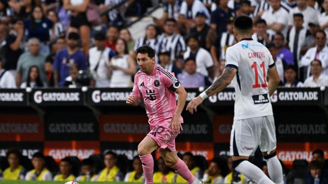 Momen haru terjadi saat Inter Miami kalah 0-3 dari Alianza Lima. Pemain lawan, Alan Cantero, menangis bahagia bertemu idolanya, Lionel Messi, usai pertandingan.