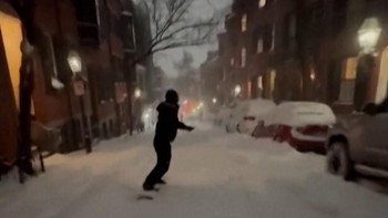 Momen Seru Warga AS Bermain Ski di Jalanan Bersalju Boston