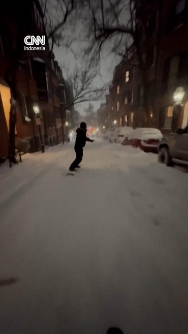 Momen Seru Warga AS Bermain Ski di Jalanan Bersalju Boston