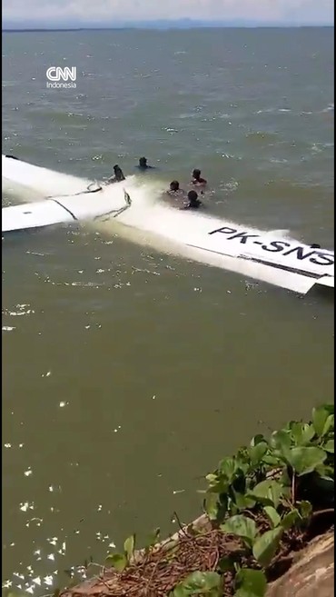 Bangkai Pesawat Smart Air yang Jatuh di Pantai Nabire