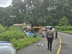 Truk Muat Sembako Terguling di Jalan Trans Flores gegara Kabut Tebal