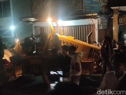 Ratusan Warga Kaki Gunung Gede Kembali Usir 3 Alat Berat