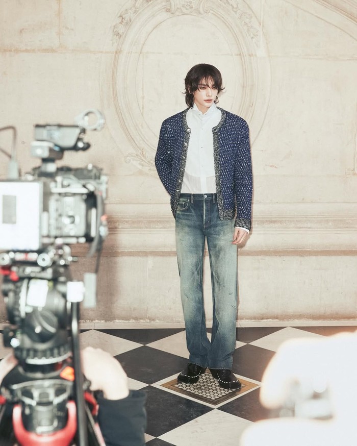 Ya, untuk pertama kalinya, Hyunjin Stray Kids menyaksikan langsung Dior memamerkan koleksi terbaru mereka di Paris Fashion Week. Tak heran jika kehadiran sang idol sontak menjadi perbincangan hangat di jagat maya. / Foto: instagram.com/hynjinnnn