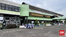 Plafon Ambruk, Siswa di 11 Kelas SMPN 60 Surabaya Dievakuasi