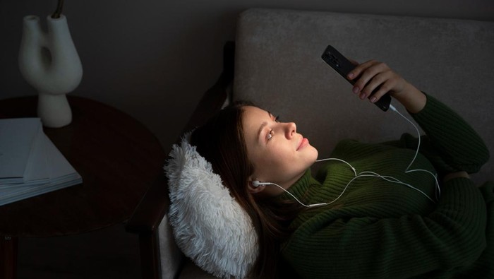 3 Efek Buruk Kebiasaan Main HP Sebelum Tidur, Kamu Sering Lakukan?
