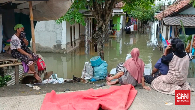 Ratusan warga Desa Cirumpak, Kronjo Tangerang, terserang penyakit usai dikepung 6 hari banjir. Warga juga kesulitan dapat air bersih.