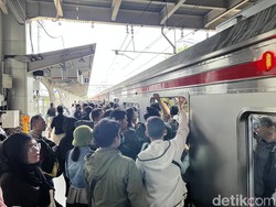 Keluh Kesah Para Anker KRL Green Line Tiap Hari Desak-desakan