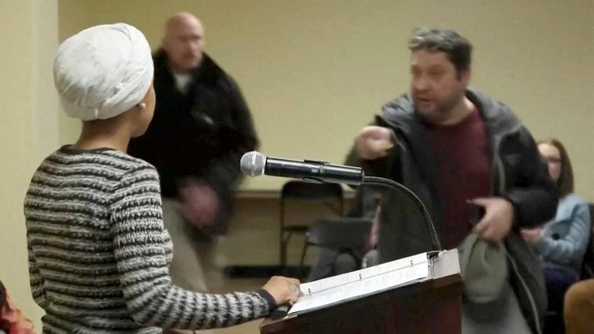 Tokoh muslim anggota Kongres AS Ilhan Omar oposisi Presiden Donald Trump diserang pria tak dikenal saat menggelar diskusi publik di Minneapolis, Selasa (27/1).