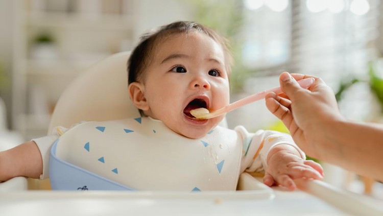 Apakah Bayi 5 Bulan Boleh Diberi Makan MPASI&quest; Ini Fakta yang Perlu Diketahui