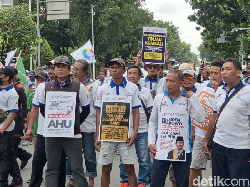 Video Massa Buruh Mulai Berdatangan, Jalan Medan Merdeka Selatan Ditutup