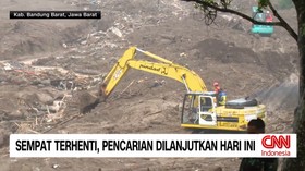 VIDEO: Evakuasi Korban Longsor di Tengah Hujan Deras & Kabut