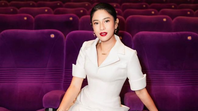 If Doubt Wear Red, Intip 7 Pesona Dian Sastro Pakai Lipstik Merah Glamor dan Seksi