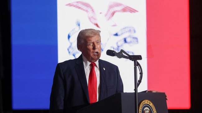 Presiden AS Donald Trump mengusir seorang pria dan menyebutnya penghasut bayaran saat pidato di Iowa dalam rangka kampanye pemilihan umum sela, Selasa (27/1).