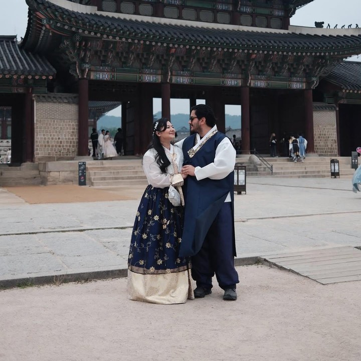 <p>Bukan hanya momen bersama keluarga, sang suami ternyata juga kerap mengabadikan foto bersama Eriska dan melengkapinya dengan kata-kata menyentuh. Misalnya, saat mengucapkan ulang tahun sang istri berikut ini. &ldquo;Semoga semua kebahagiaan yang kau tebarkan untuk orang lain, kembali berlipat-lipat untukmu hari ini. Terima kasih telah hadir dalam hidupku. Dan selalu menjadi penyemangat di setiap hari nya buat aku,&rdquo; tulis Mithu, dikutip dari laman Instagram <em>@mithunisar.&nbsp;</em>(Foto: Instagram @mithunisar)</p>