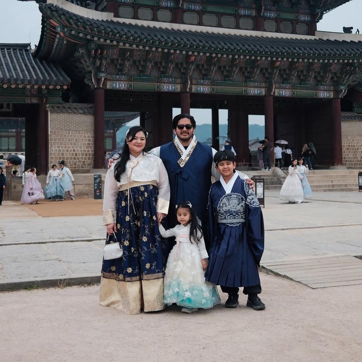 <p>Hubungan keduanya pun jauh dari gosip rumah tangga. Sebaliknya, justru Eriska dan sang suami kerap mengabadikan kebersamaan lewat beberapa foto yang diunggah di media sosial.&nbsp;(Foto: Instagram @mithunisar)</p>