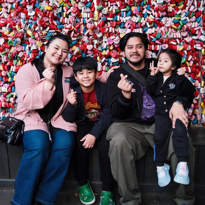 <p>Kabar terbarunya, mereka baru saja menghabiskan waktu bersama kedua anaknya, yakni Mikhail Zayn Muhsin dan Mikhaila Zeline Muhsin, dengan berkunjung ke Taman Safari.&nbsp;(Foto: Instagram @mithunisar)</p>