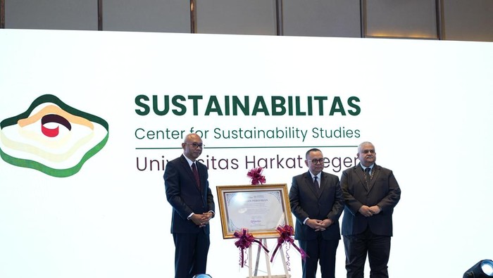 SUSTAINABILITAS, Center of Sustainability Studies berorientasi memperkuat hubungan antara pengetahuan dan riset, dengan proses pembuatan kebijakan.