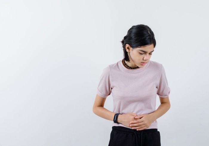 Gejala GERD seperti heartburn, batuk kronis, suara jadi serak, bau mulut, sulit menelan, nyeri saat menelan, mual atau muntah, penurunan berat badan, anemia, dan perdarahan./ Foto: Freepik.com/8photo