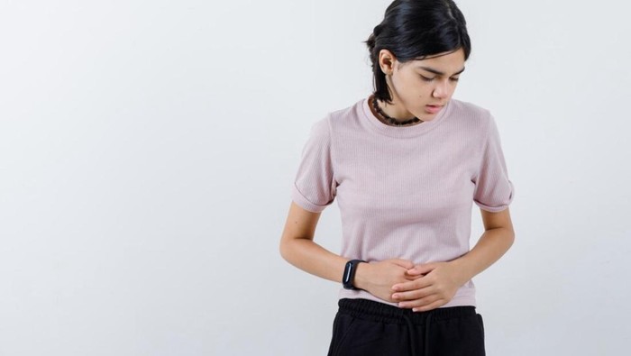 Gejala GERD seperti heartburn, batuk kronis, suara jadi serak, bau mulut, sulit menelan, nyeri saat menelan, mual atau muntah, penurunan berat badan, anemia, dan perdarahan./ Foto: Freepik.com/8photo