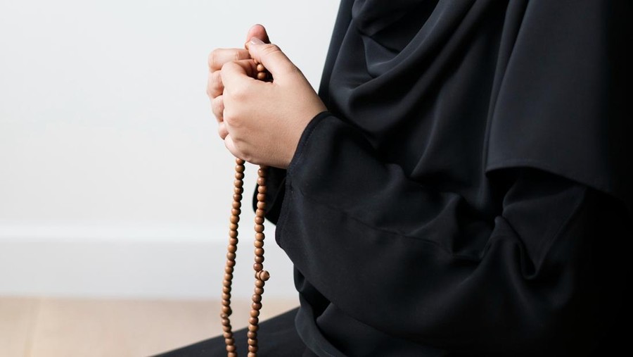 Ilustrasi berdoa untuk orang meninggal dunia&comma; baca doa&comma; al qur'an&comma; tasbih