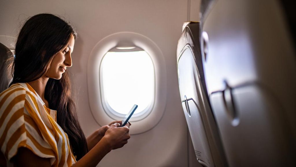 Amankah Pakai Wi-Fi di Pesawat? Begini Penjelasan Para Pakar