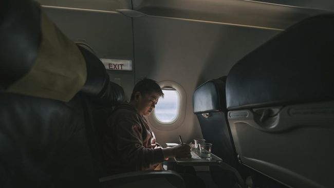 Penumpang pesawat yang pendapatkan satu baris kursi kosong untuk diri sendiri di kabin adalah salah satu kebahagiaan kecil saat dalam penerbangan.