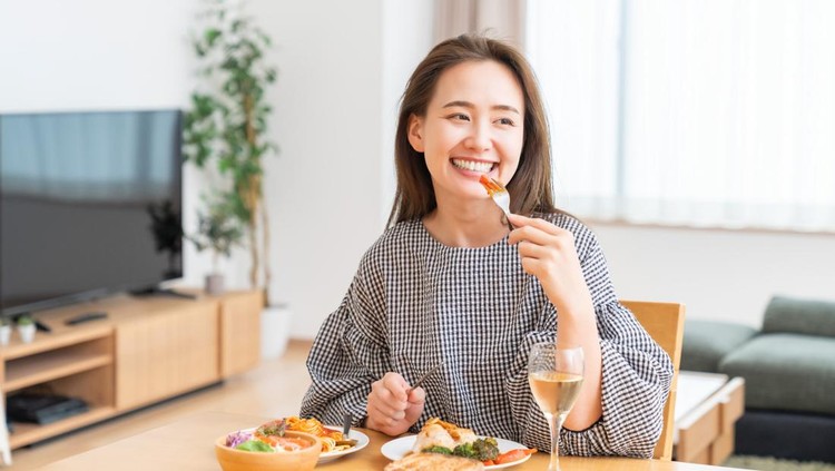 young attractive asian woman who eats