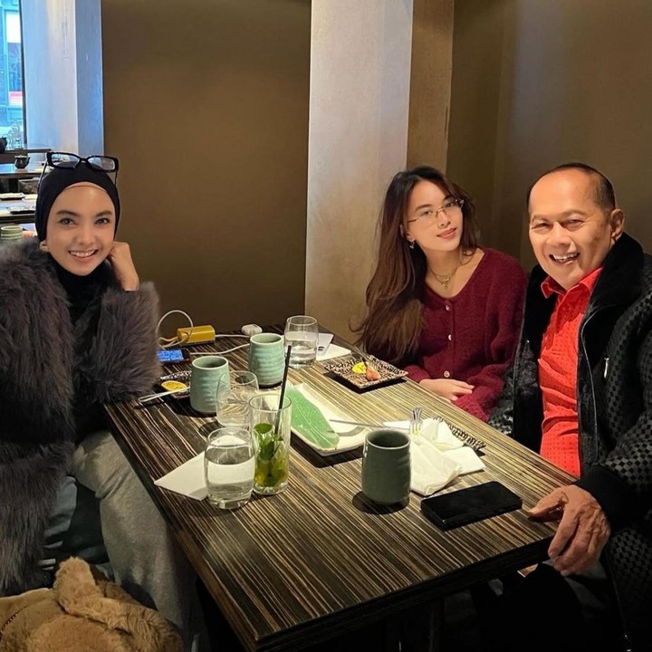 <p>Aktris sekaligus politikus Ingrid Kansil baru-baru ini terlihat mengunjungi putrinya, Ziankha Amorette, yang kini tengah menempuh pendidikan S2 di Inggris. Kunjungan ini terasa istimewa karena ia turut didampingi oleh sang suami, Syariefuddin Hasan. (Foto: Instagram @ingrid_kansil)</p>