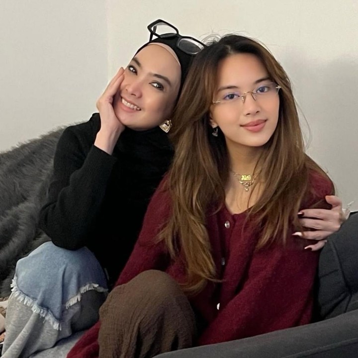 <p>Ingrid turut mengungkap momen haru saat akhirnya bisa kembali memeluk sang putri setelah lama terpisah. Namun, pertemuan tersebut terasa cepat berlalu, seolah waktu tak pernah benar-benar cukup untuk melepas rindu. "Kebersamaan yang selalu kami nantikan, dan tak pernah terasa cukup," katanya. (Foto: Instagram @ingrid_kansil)</p>