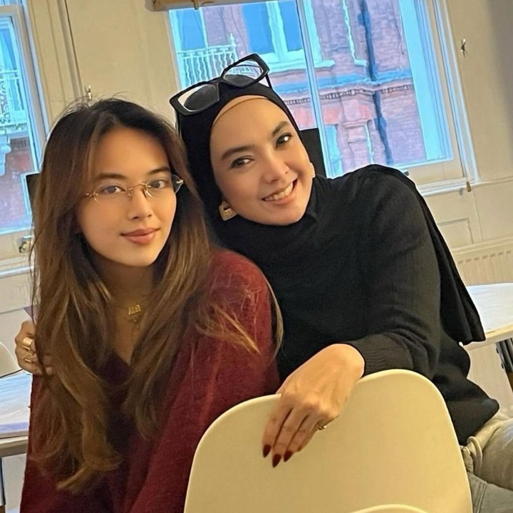 <p>Dalam unggahannya, Ingrid juga menyadari perannya sebagai orang tua. Ia melihat bahwa sang putri kini sudah tumbuh besar dan tidak lagi selalu membutuhkan bimbingannya. "Zee bukan lagi anak kecil, tapi insyaAllah menjadi pribadi yang mandiri dan kuat yg mengejar masa depan di negeri seberang. Zee, momen ini adalah doa yang akhirnya bisa kupeluk," tuturnya. (Foto: Instagram @ingrid_kansil)</p>