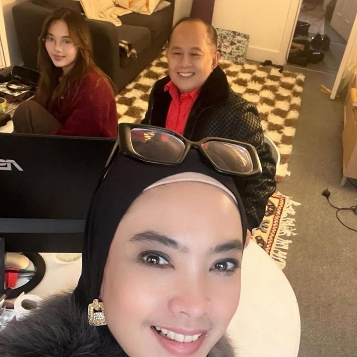 <p>Melalui unggahan di Instagram, perempuan berusia 49 tahun ini membagikan perjalanannya ke Inggris untuk bertemu sang putri. Dalam salah satu fotonya, Ingrid memperlihatkan apartemen kecil tempat Ziankha tinggal selama menempuh pendidikan. "MasyaAllah tabarakallah. London selalu menjadi saksi pertemuan kami dengan Zee. Di apartemen kecil nya di daerah South Kensington, kami belajar bahwa jarak hanya menguji rindu, bukan mengurangi cinta," ungkap Ingrid. (Foto: Instagram @ingrid_kansil)</p>