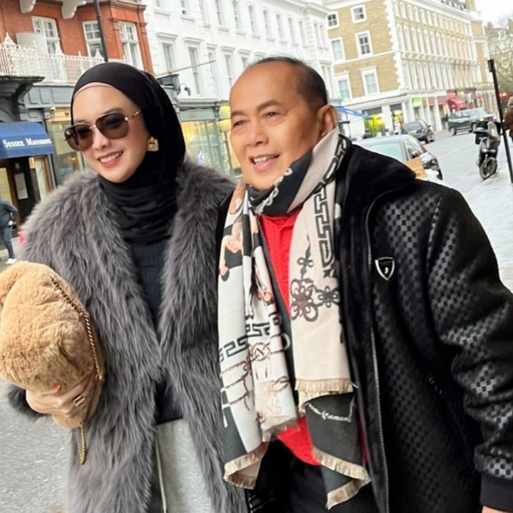 <p>Tak ingin melewatkan kesempatan, Ingrid bersama sang suami tampak menghabiskan waktu bersamanya dengan berjalan-jalan di Inggris. Dalam beberapa potret yang dibagikan, pasangan ini kompak mengenakan pakaian musim dingin selama berada di sana, Bunda. (Foto: Instagram @ingrid_kansil)</p>