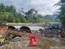 Cerita Warga di Agam Harus Masuk Sungai untuk Antar Anak Sekolah gegara Bencana
