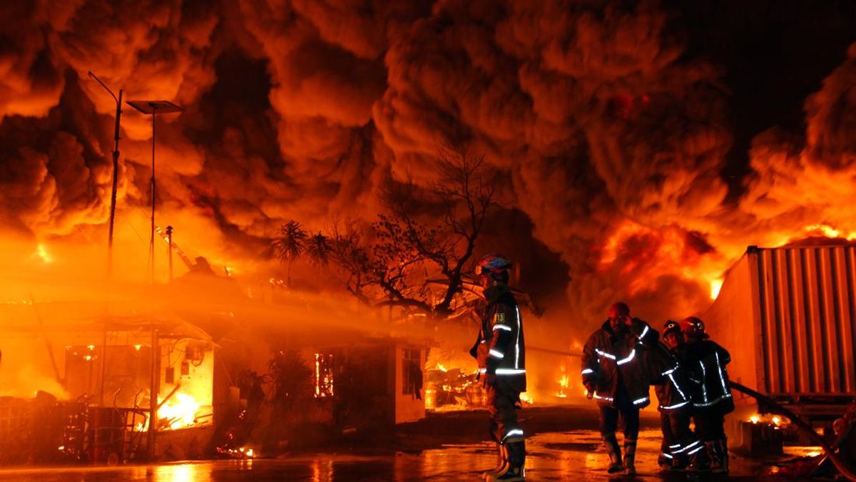 Pabrik Sandal di Medan Terbakar Selasa Malam, Api Tak Kunjung Padam