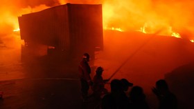 Kebakaran Besar Landa Ruko Tekstil di Pondok Aren Tangsel
