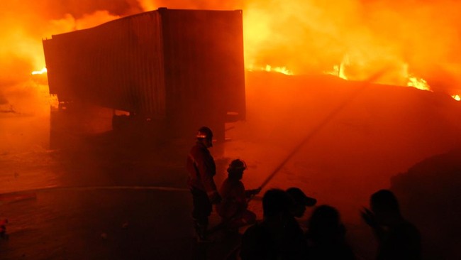 Kobaran api besar disertai asap hitam pekat terlihat membumbung tinggi. Api dengan cepat membesar lantaran banyaknya bahan tekstil yang mudah terbakar