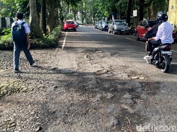 Nyaris Celaka, Jalan Bali yang Rusak Jadi Ancaman Pengendara