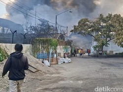 Tak Ada Korban Jiwa Dalam Kebakaran Hebat di Pabrik Sandal Medan