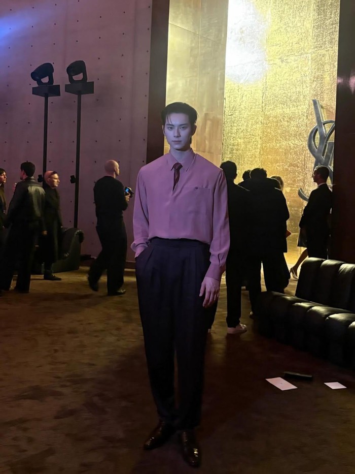 Sang aktor terlihat mengenakan perpaduan kemeja berwarna merah muda serta dasi dan celana maroon yang senada./ Foto: instagram.com/l.c.m____